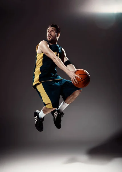 Retrato Completo Jugador Baloncesto Con Una Pelota Contra Fondo Gris — Foto de Stock