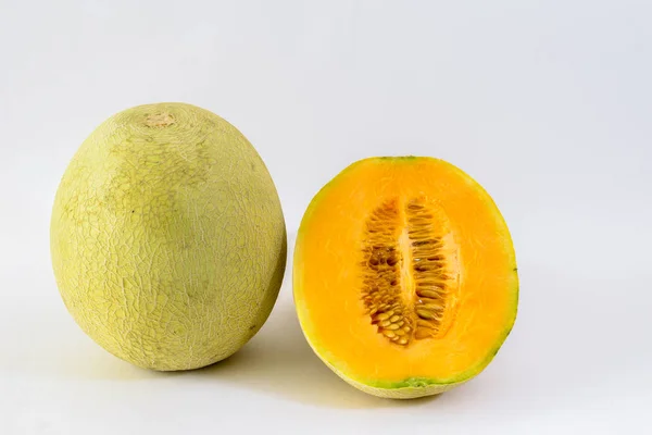 Melon Musk Dengan Irisan Porsi Pada Latar Belakang Putih — Stok Foto