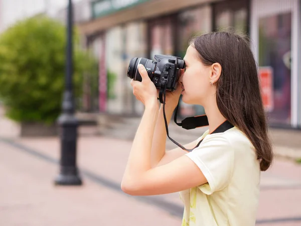 性格开朗的年轻休闲女人旅游使单反相机在户外对城市街道镜头 度假摄影旅游概念 — 图库照片