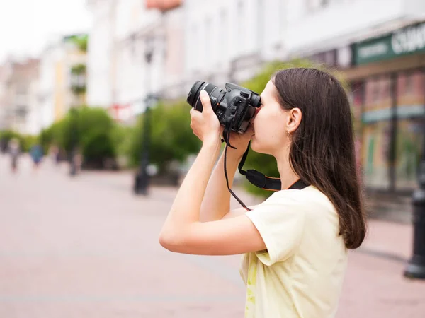 Wisatawan Muda Santai Yang Ceria Membuat Gambar Kamera Dslr Luar — Stok Foto