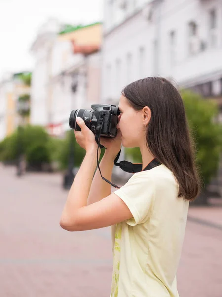 Alegre Joven Turista Casual Mujer Hacer Fotos Cámara Dslr Aire —  Fotos de Stock