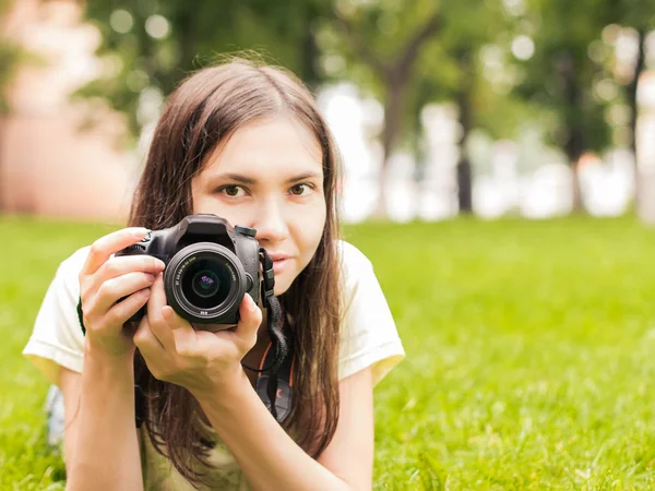 Mladá Žena Fotograf Kamerou Lehnout Trávě Copyspace Zaměřit Kameru Mělké — Stock fotografie