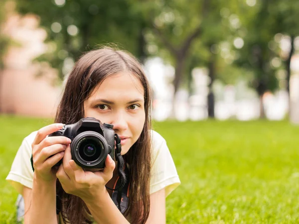 Mujer Joven Fotógrafa Con Cámara Tumbada Hierba Con Copyspace Concéntrate — Foto de Stock
