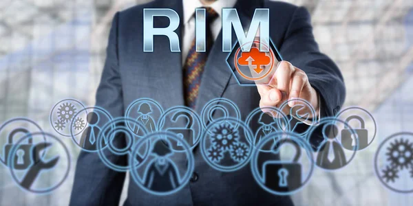 経営者はRimを画面上で押している コンピュータ ネットワーキングと情報技術のメタファー ビジネスItサービスの概念とリモートインフラ管理の頭字語 — ストック写真
