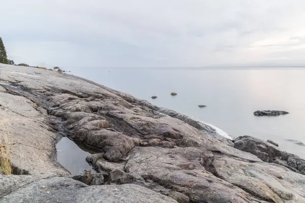 Skalnaté Pobřeží Oceánu Zamračená Obloha — Stock fotografie