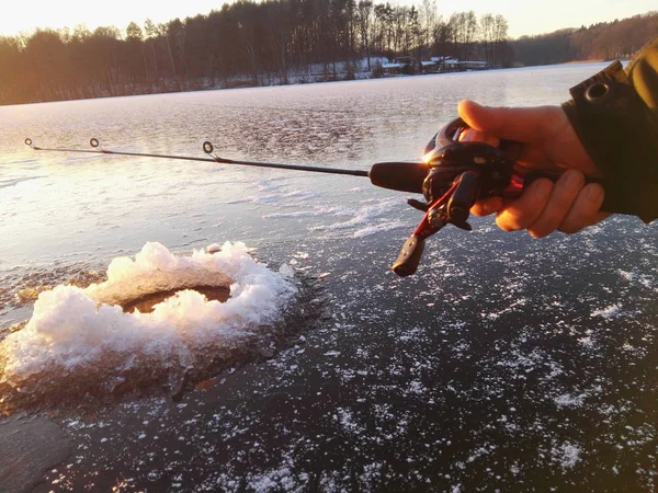 Kışın Elinde Olta Olan Balıkçı — Stok fotoğraf