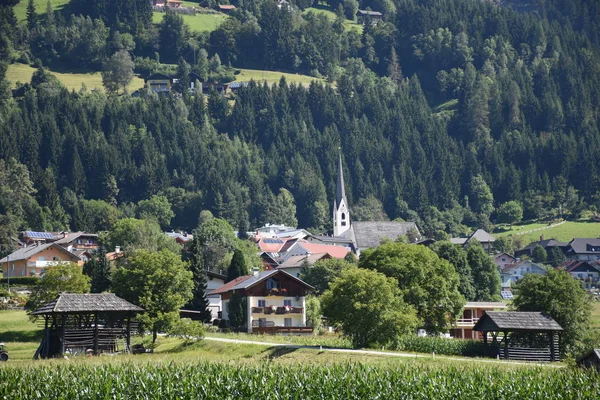 Kirche Hirsch Stadt Dorf Drautal Berg Kreuzeckgruppe — Stockfoto