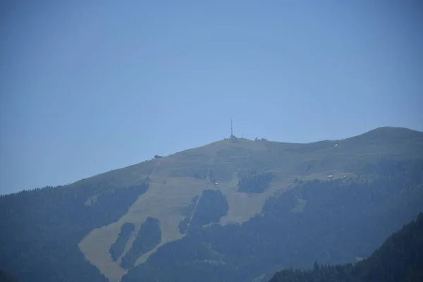 Pavilhão Golfe Esqui Pistas Canais Torres Transmissão Alpen Gailtaler Latschurgruppe — Fotografia de Stock