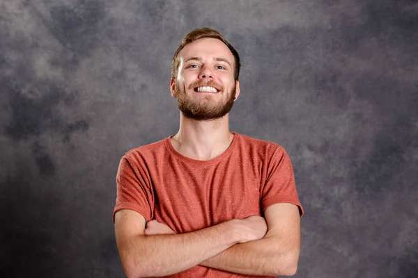 Portrét Mladého Přátelského Vousatého Muže Červené Košili — Stock fotografie
