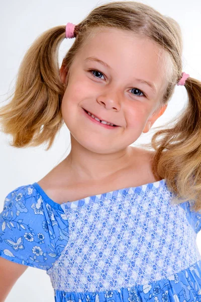 Ritratto Una Bambina Sorridente Con Treccine — Foto Stock