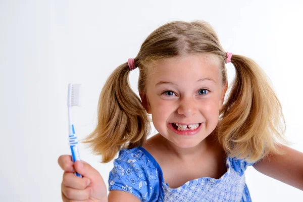 Mała Zabawna Dziewczyna Szerokością Przestrzeni Szczoteczką Zębów — Zdjęcie stockowe