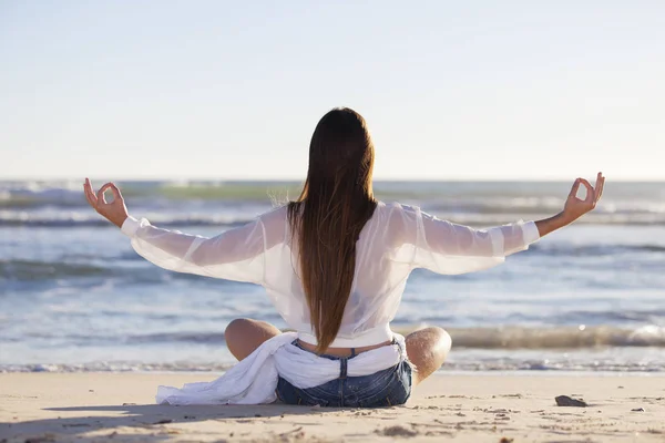 Jeune Femme Faisant Yoga Sur Plage — Photo