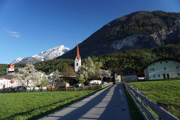 Villaggio Tristach Chiesa Fattoria Strada Recinzione Primavera Fioritura Alberi — Foto Stock