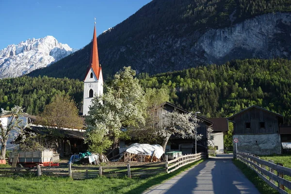 Aldea Tristach Iglesia Granja Camino Campo Cerca Primavera Flor Árboles — Foto de Stock