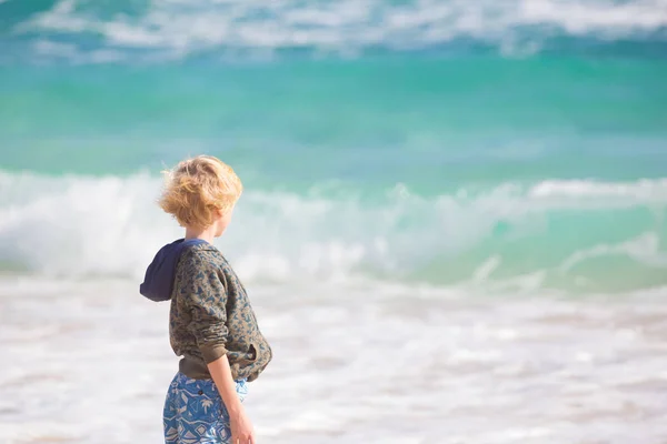 Bonito Criança Brincando Com Brinquedos Praia Areia Vista Traseira — Fotografia de Stock