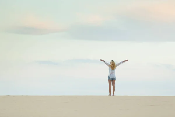 Mulher Desfrutando Liberdade Sentindo Como Pássaro Praia Anoitecer Serena Mulher — Fotografia de Stock