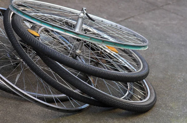Bisiklet Tekerleği Tekerlekler Sokakta — Stok fotoğraf