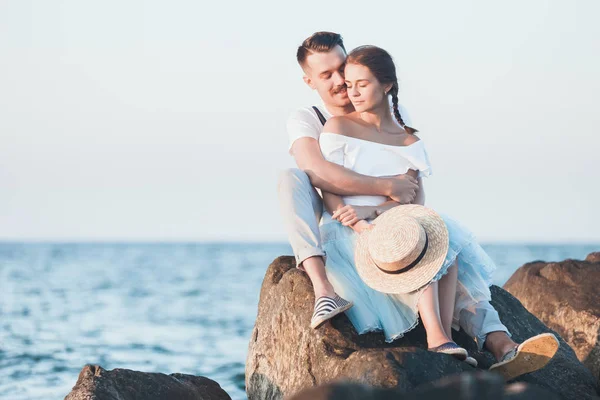 Felice Giovane Coppia Romantica Rilassante Sulla Spiaggia Guardando Tramonto — Foto Stock