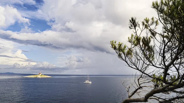 Insel Mit Leuchtturm Und Segelschiff — Stockfoto