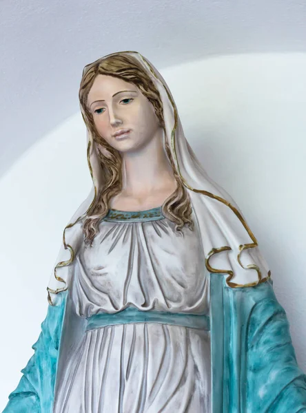 Statue Der Heiligen Frau Isoliert Auf Hellem Hintergrund — Stockfoto