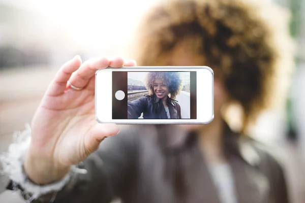 Kvinne Som Tar Selfie Smarttelefon Hun Utendørs Skjermen Telefonen Kan – stockfoto
