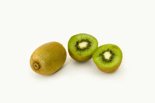 Ganze Und Geschnittene Kiwi Früchte Auf Weißem Hintergrund — Stockfoto