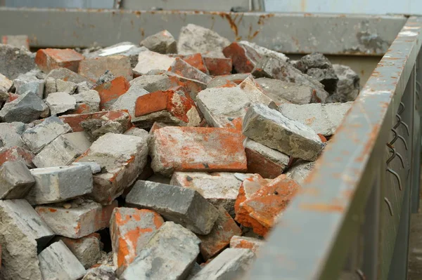 瓦礫のコンテナの解体された家からの石 — ストック写真