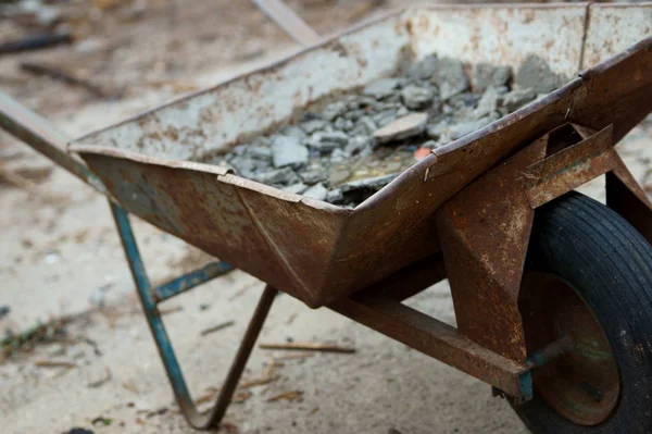 Halfvolle Oudere Kruiwagen Beladen Een Bouwplaats Met Bouwpuin — Stockfoto