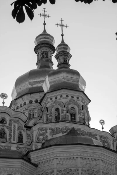 Topos Dourados Cruzes Abadia Ortodoxa Cristã Foto Vertical Preto Branco — Fotografia de Stock