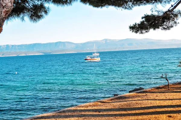 Einsames Segelboot Mittelmeerbucht Blick Vom Land — Stockfoto
