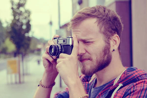 Jovem Barbudo Homem Com Câmera Velha Frente Fundo Cidade — Fotografia de Stock