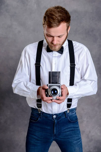 Jovem Barbudo Homem Branco Camisa Laço Gravata Com Câmera Velha — Fotografia de Stock