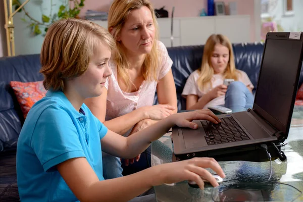 Loira Mãe Seus Filhos Usando Computador Juntos — Fotografia de Stock