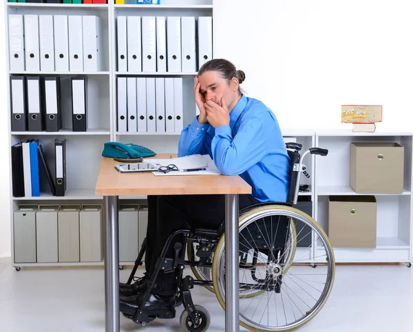 坐轮椅的残疾商人情绪低落 — 图库照片