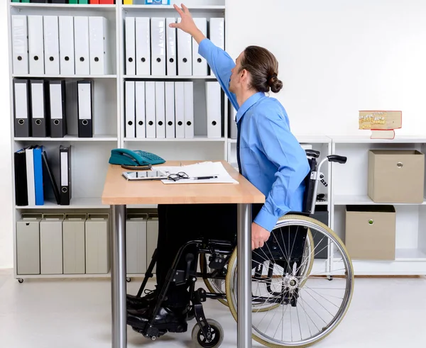 坐轮椅的残疾商人需要帮助 — 图库照片