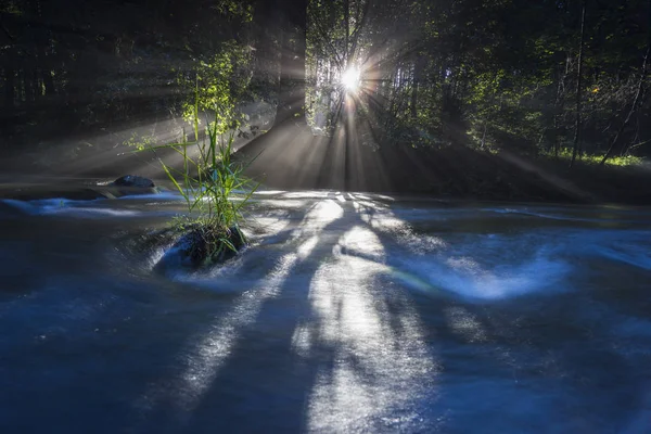 Fog Sun Breaking River Radiant Morning Sun Receding Fog Long — Stock Photo, Image