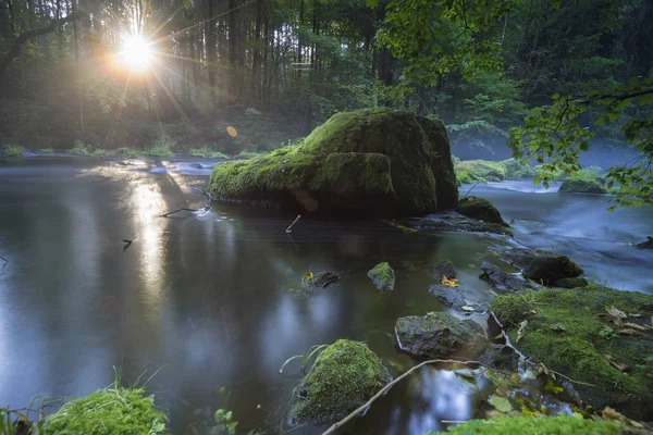 Přes Řeku Valí Mlha Slunce Zářivé Ranní Slunce Ustupující Mlha — Stock fotografie