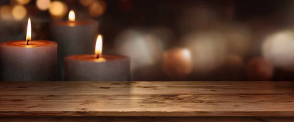 Tabla Madera Con Velas Ardientes Sobre Fondo Oscuro —  Fotos de Stock