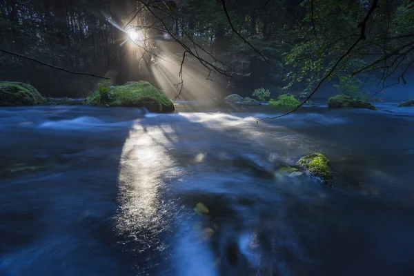 Nebel Und Sonne Brechen Durch Den Fluss Strahlende Morgensonne Und — Stockfoto