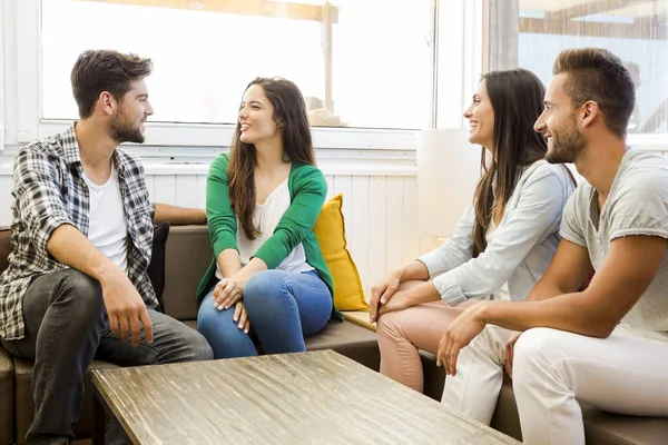 Riunione Gruppo Amici Nella Caffetteria Locale — Foto Stock