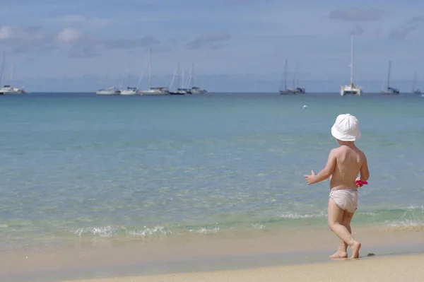 Μικρό Κορίτσι Στέκεται Την Πλάτη Της Στην Παραλία — Φωτογραφία Αρχείου