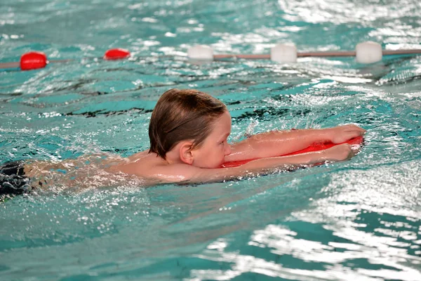 Con Kickboard Swimming Boy —  Fotos de Stock