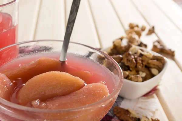 Composta Mele Con Frutta Secca Nella Tazza Sul Tavolo Legno — Foto Stock