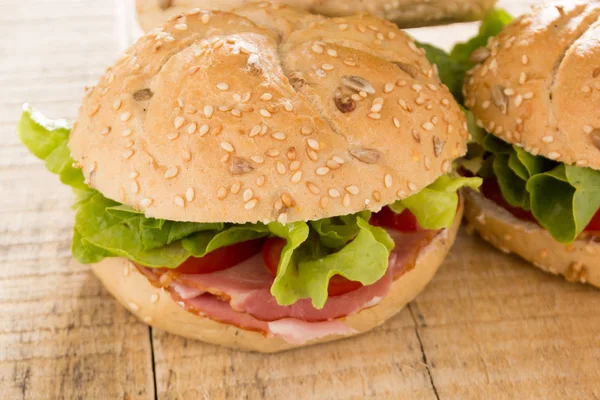 Sandwiches Con Carne Fresca Ahumada Queso Lechuga Tomate Con Ketchup — Foto de Stock