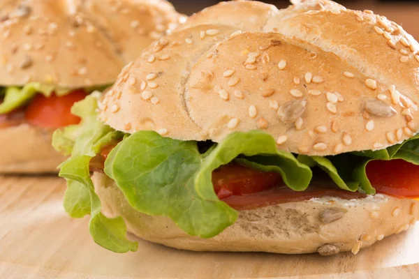 Sanduíches Com Carne Fresca Defumada Queijo Alface Tomate Com Ketchup — Fotografia de Stock