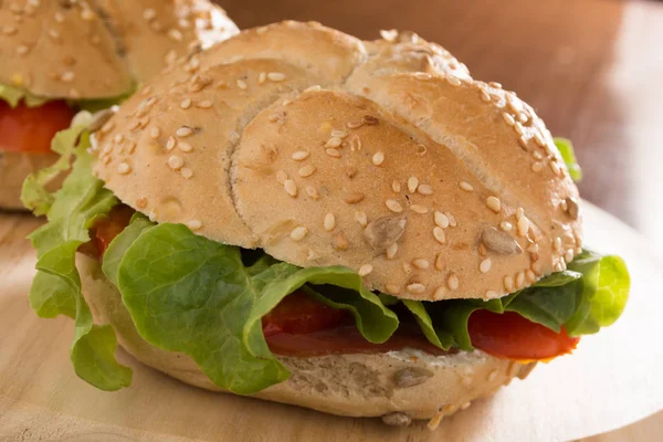 Sanduíches Com Carne Fresca Defumada Queijo Alface Tomate Com Ketchup — Fotografia de Stock