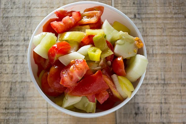 Gurka Och Tomatsallad Den Vita Skålen Rustika Träbord — Stockfoto