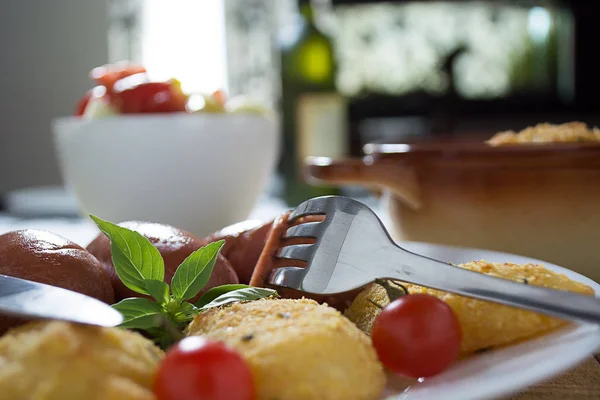 Salsichas Porco Batatas Assadas Fritas Prato Decoradas Com Tomate Cereja — Fotografia de Stock