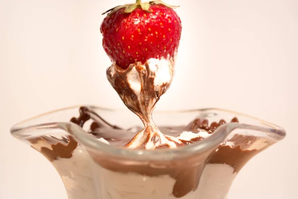 Glasbecher Mit Gemischter Vanille Und Schokolade Mit Erdbeere — Stockfoto