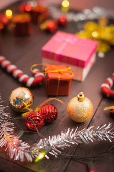 Χριστουγεννιάτικο Κουτί Δώρου Διακόσμηση Τροφίμων Και Κλαδί Ελάτης Ξύλινο Τραπέζι — Φωτογραφία Αρχείου
